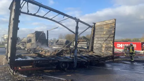 Deux poids lourds ravagés par les flammes